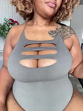 Snapshot of MILL204 chatting on 12-15-25, 10:19 MILL204 online show from 12-15-25, 10:19