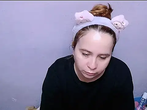 Snapshot of SubLayla01 chatting on 05-12-26, 06:27 SubLayla01 online show from 05-12-26, 06:27