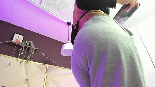 April bowie online show from 12-22-25, 11:40