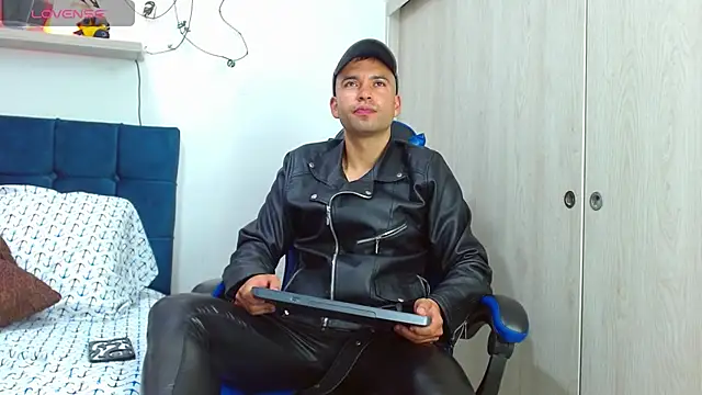 Snapshot of dorian_h_ chatting on 07-18-26, 02:32 dorian h online show from 07-18-26, 02:32