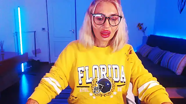 Snapshot of beauty_chl0e chatting on 12-15-24, 07:53 beauty chl0e online show from 12-15-24, 07:53