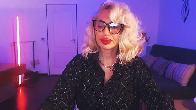 Snapshot of beauty_chl0e chatting on 12-20-24, 11:16 beauty chl0e online show from 12-20-24, 11:16