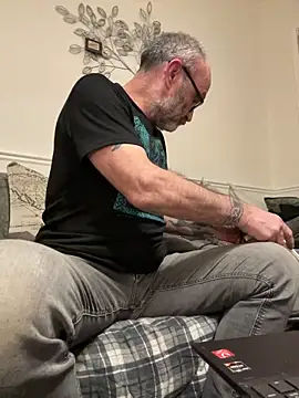 Snapshot of Shyboy817 chatting on 04-05-26, 01:03 Shyboy817 online show from 04-05-26, 01:03