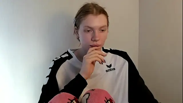 StellaDavis online show from 11-03-25, 09:43