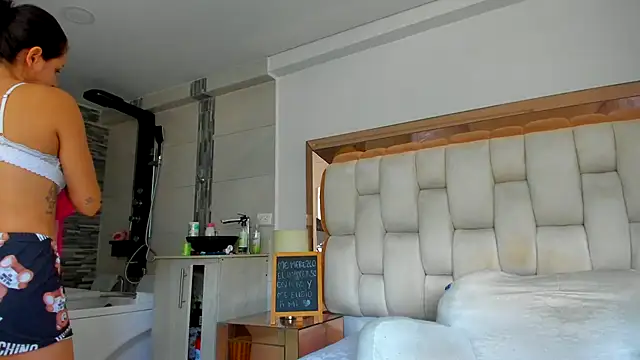 emilyparkerr01 online show from 09-23-25, 11:57