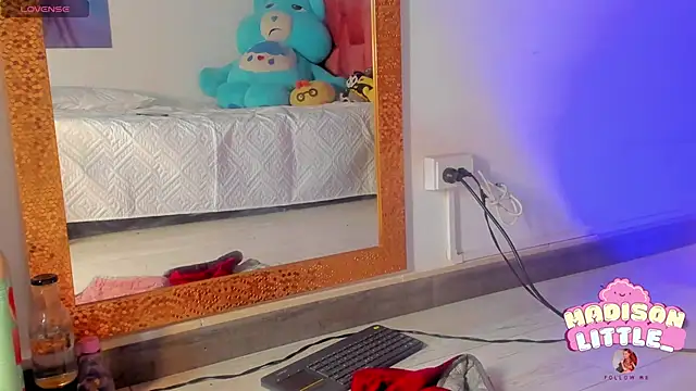 Snapshot of madison_little_ chatting on 03-19-25, 05:50 madison little online show from 03-19-25, 05:50