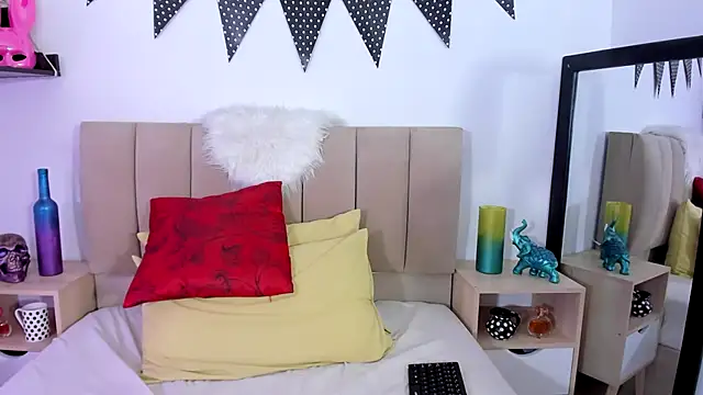 Zoe Gruber online show from 12-22-24, 01:34