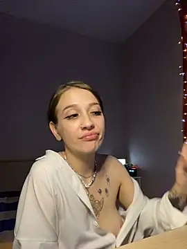 Snapshot of Dooubletroublee chatting on 02-23-25, 09:37 Dooubletroublee online show from 02-23-25, 09:37