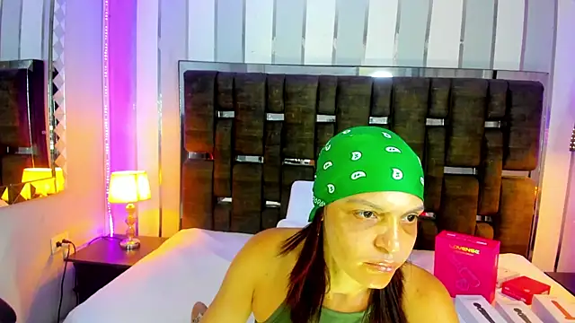 Snapshot of KatteMoss chatting on 05-17-26, 08:05 KatteMoss online show from 05-17-26, 08:05