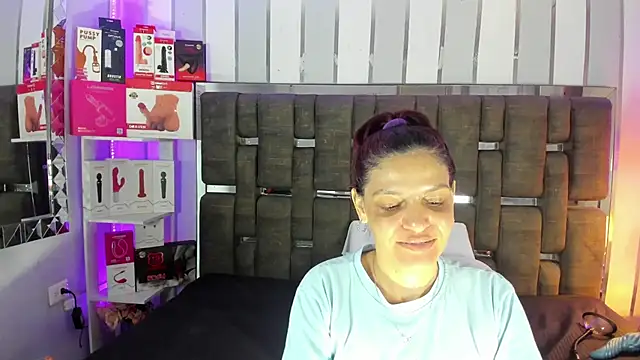 Snapshot of KatteMoss chatting on 06-04-26, 08:37 KatteMoss online show from 06-04-26, 08:37