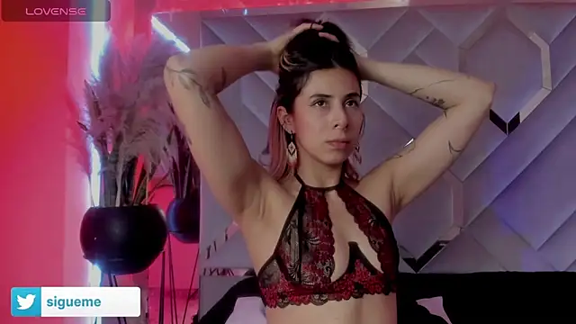 Snapshot of Sara_Foxx1 chatting on 11-16-25, 07:30 Sara Foxx1 online show from 11-16-25, 07:30