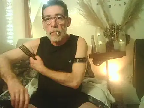 Snapshot of DaddyQuimHot chatting on 12-25-24, 02:35 DaddyQuimHot online show from 12-25-24, 02:35