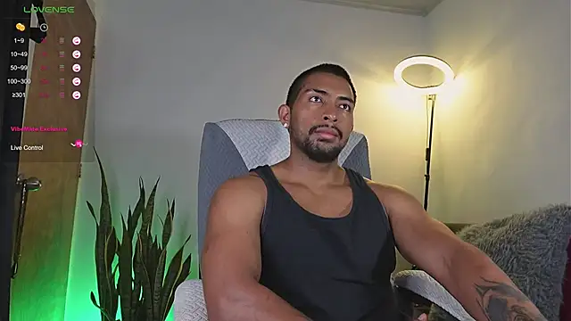 Snapshot of Couple_muscle1 chatting on 04-29-26, 02:21 Couple muscle1 online show from 04-29-26, 02:21