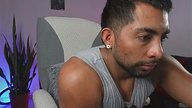 Snapshot of Couple_muscle1 chatting on 05-31-26, 12:19 Couple muscle1 online show from 05-31-26, 12:19