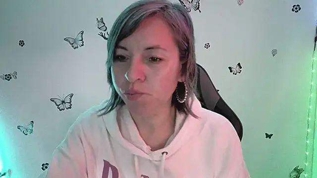 Lady breaks hearts online show from 03-17-26, 01:14