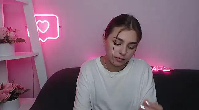 Snapshot of MilanaAngelAs chatting on 02-01-25, 08:39 MilanaAngelAs online show from 02-01-25, 08:39