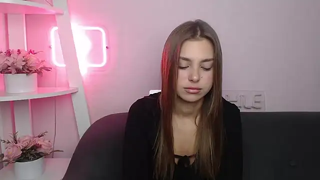 Snapshot of MilanaAngelAs chatting on 10-13-25, 08:31 MilanaAngelAs online show from 10-13-25, 08:31