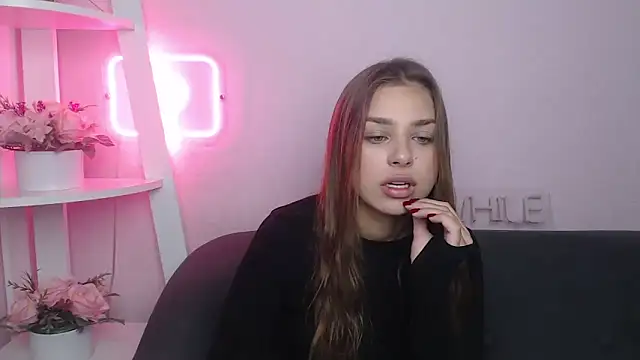 Snapshot of MilanaAngelAs chatting on 10-18-25, 04:37 MilanaAngelAs online show from 10-18-25, 04:37