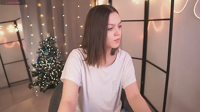 Snapshot of Addelin_Moon chatting on 12-18-24, 04:17 Addelin Moon online show from 12-18-24, 04:17