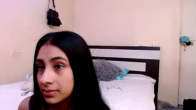 Snapshot of chika_hellar chatting on 09-19-25, 10:10 chika hellar online show from 09-19-25, 10:10