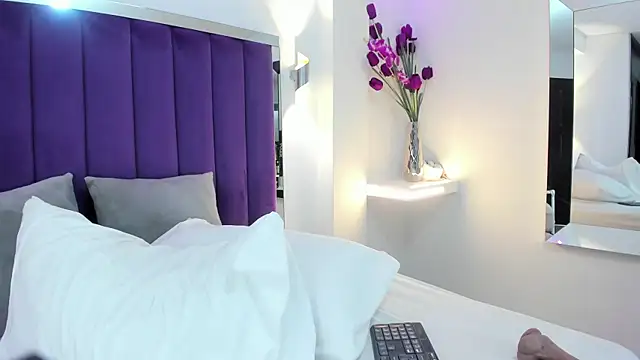 Snapshot of LindsyCater chatting on 12-03-24, 03:11 LindsyCater online show from 12-03-24, 03:11