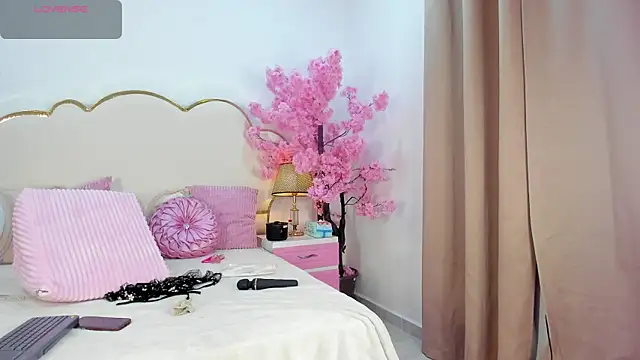 Snapshot of CahitlinBell chatting on 03-31-26, 06:14 CahitlinBell online show from 03-31-26, 06:14