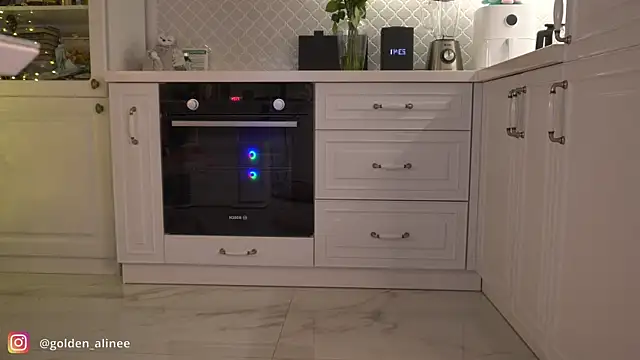 Snapshot of Golden_Aline chatting on 12-16-24, 07:43 Golden Aline online show from 12-16-24, 07:43