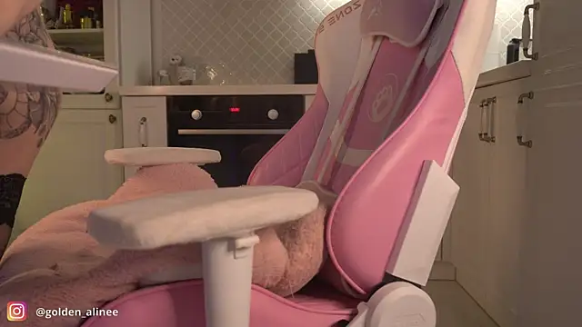 Snapshot of Golden_Aline chatting on 01-03-25, 11:01 Golden Aline online show from 01-03-25, 11:01