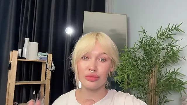 Snapshot of Golden_Aline chatting on 07-23-26, 04:05 Golden Aline online show from 07-23-26, 04:05