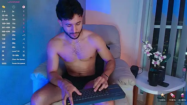 Snapshot of Valentinoford chatting on 03-07-25, 08:23 Valentinoford online show from 03-07-25, 08:23