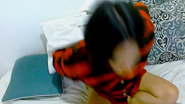 Snapshot of samanta_r_ chatting on 12-18-24, 02:32 samanta r  online show from 12-18-24, 02:32