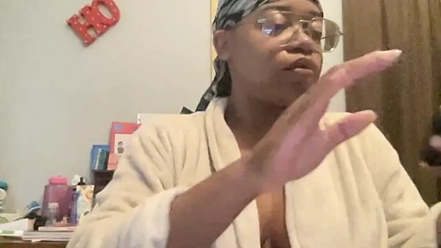 Snapshot of MommyConfident chatting on 10-08-25, 01:42 MommyConfident online show from 10-08-25, 01:42