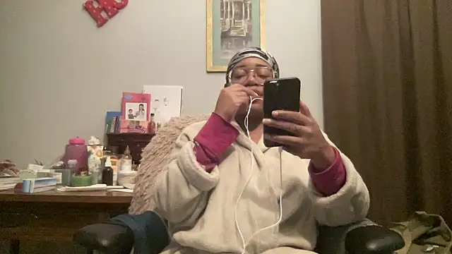 Snapshot of MommyConfident chatting on 12-21-25, 02:30 MommyConfident online show from 12-21-25, 02:30