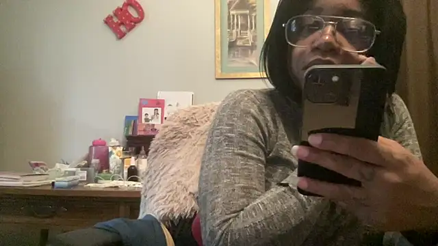Snapshot of MommyConfident chatting on 12-22-25, 02:47 MommyConfident online show from 12-22-25, 02:47