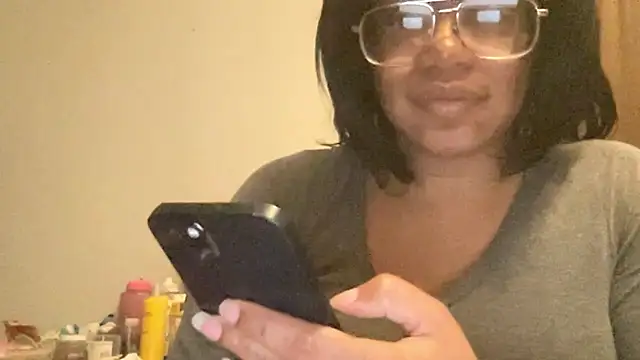 Snapshot of MommyConfident chatting on 01-10-26, 02:46 MommyConfident online show from 01-10-26, 02:46