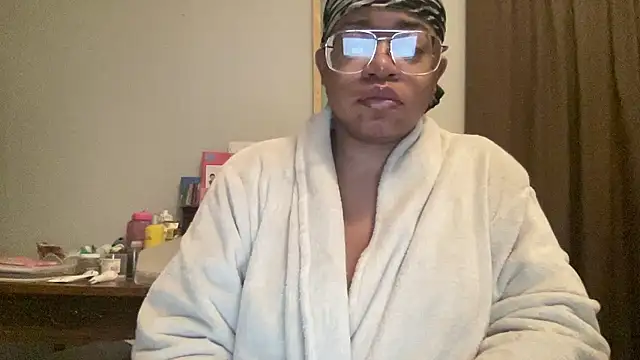 Snapshot of MommyConfident chatting on 01-10-26, 10:58 MommyConfident online show from 01-10-26, 10:58