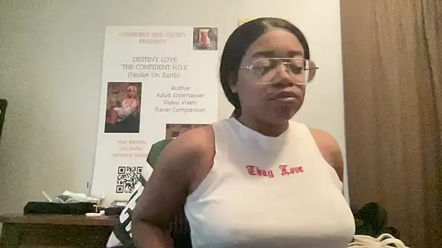 Snapshot of MommyConfident chatting on 05-10-26, 10:04 MommyConfident online show from 05-10-26, 10:04