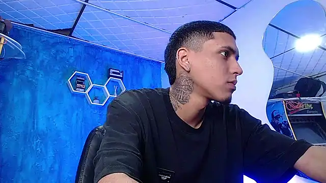 Liam lee online show from 12-23-24, 03:33