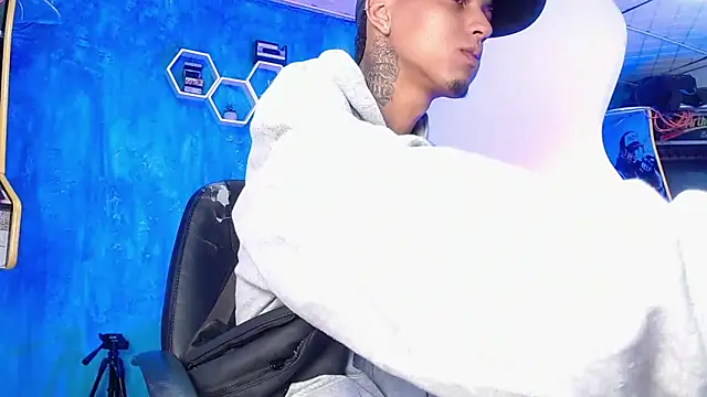 Liam lee online show from 01-07-25, 01:03