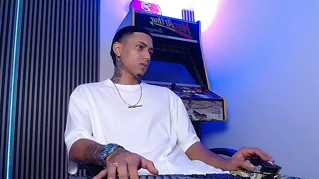 Liam lee online show from 03-04-25, 01:49