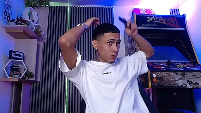 Liam lee online show from 03-04-25, 04:52