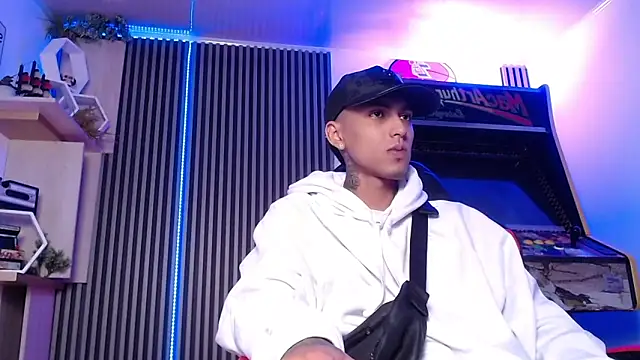 Liam lee online show from 03-08-25, 01:03