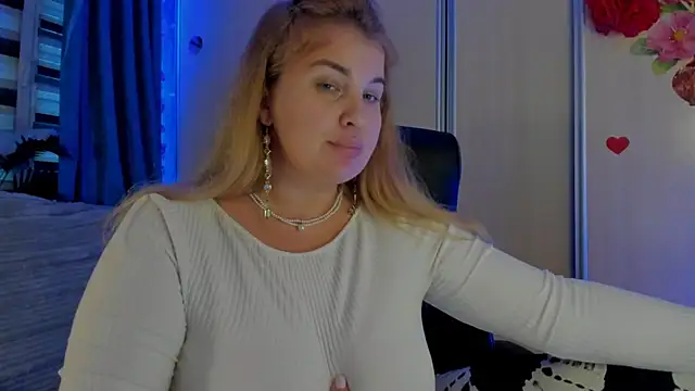 CoraSwon online show from 11-08-25, 01:33