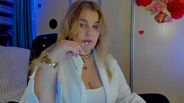 CoraSwon online show from 11-25-25, 07:36