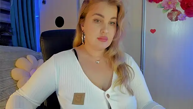 CoraSwon online show from 12-05-25, 04:36