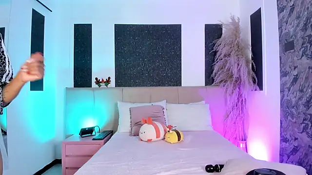 Alaia Manson online show from 12-03-25, 07:45