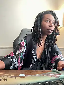 Snapshot of LeyaHoneybuns chatting on 01-23-25, 05:21 LeyaHoneybuns online show from 01-23-25, 05:21