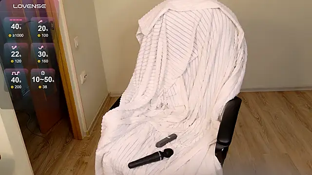 Snapshot of CuteYukiKun chatting on 10-11-25, 01:31 CuteYukiKun online show from 10-11-25, 01:31