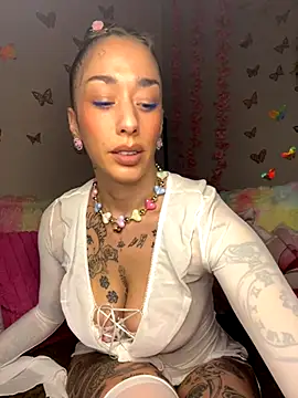 Snapshot of Chachou000 chatting on 10-10-25, 01:43 Chachou000 online show from 10-10-25, 01:43