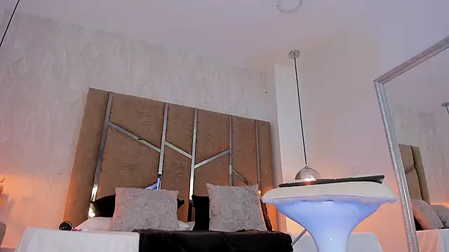 Martinaa Jones  online show from 12-14-25, 12:10